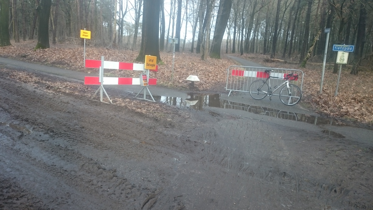 fietspad afgesloten.JPG